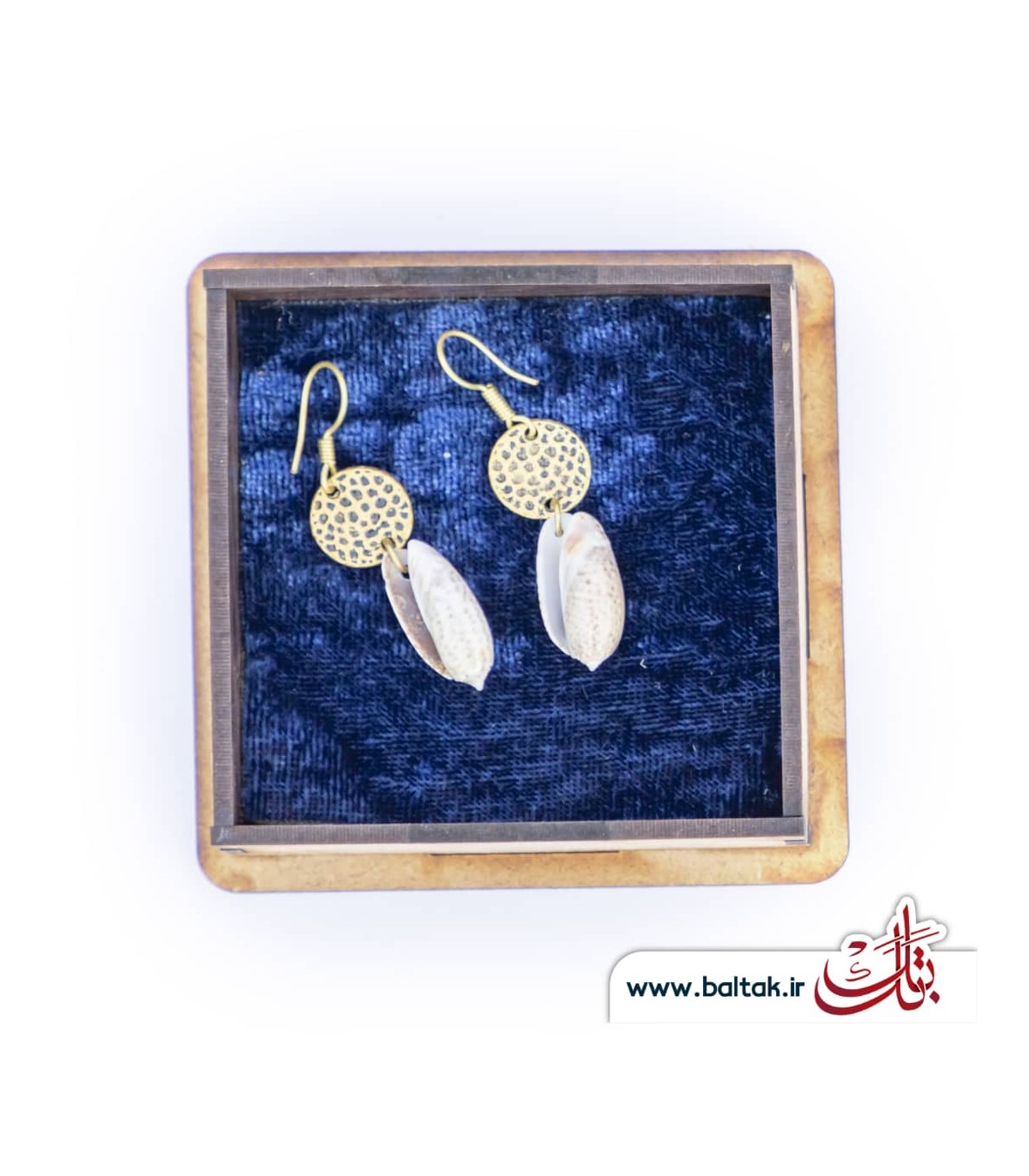 گوشواره-صدفی-طرح-نگین-دار-گرد